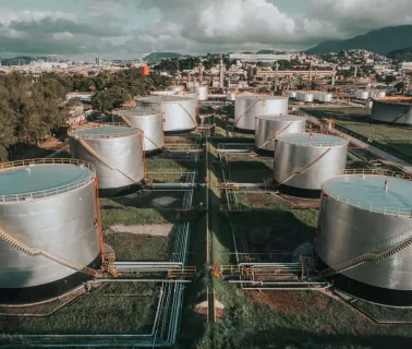 Tanques de armazenamento de combustíveis em complexo industrial de energia