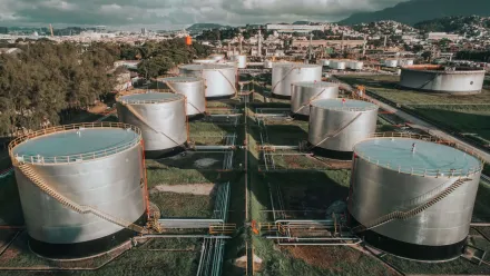 Tanques de armazenamento de combustíveis em complexo industrial de energia