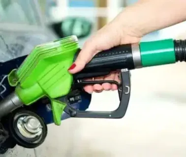 Por que gasolina vai ficar mais cara mesmo com a queda no preço do petróleo
