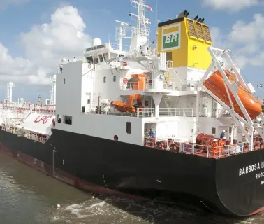 Navio da Transpetro realiza transporte de gás liquefeito de petróleo no Brasil