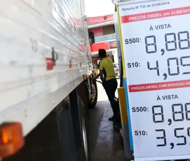 Painel de preços do diesel S10 e S500 em posto de combustíveis no Brasil