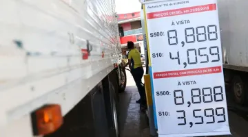Painel de preços do diesel S10 e S500 em posto de combustíveis no Brasil