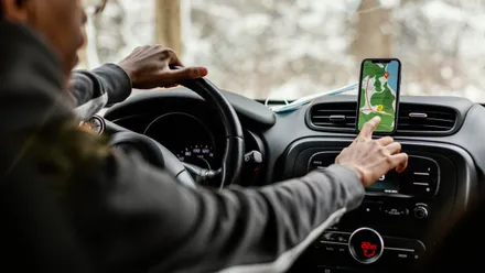Anúncios no Waze: imagem de um motorista olhando o GPS
