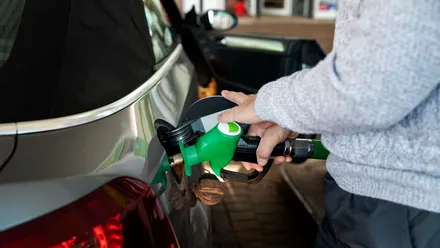 Homem abastecendo seu carro em posto de combustíveis para representar os benefícios de contar com um programa de fidelidade para descontos e cashback.