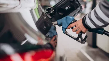 Distribuidor de combustível: imagem de um carro sendo abastecido