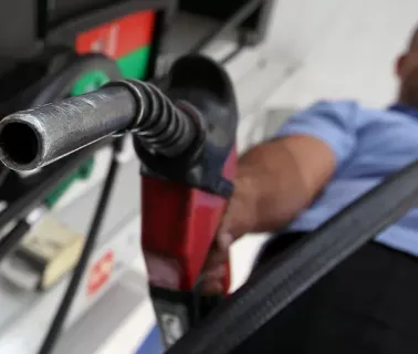 Em 3 anos Gasolina cai 16% na refinaria, mas preço sobe 27% nos postos