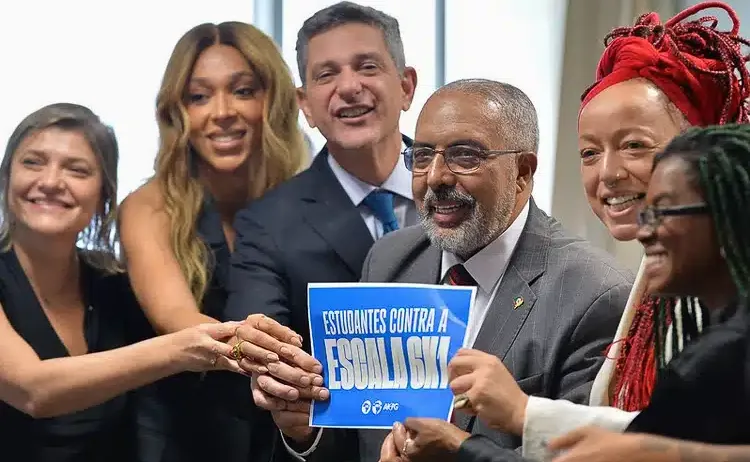Rogério Carvalho, e senador Paulo Paim, autor da PEC, comemoram a aprovação do fim da escala 6x1 na CCJ