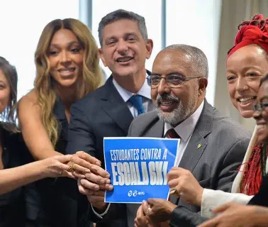 Rogério Carvalho, e senador Paulo Paim, autor da PEC, comemoram a aprovação do fim da escala 6x1 na CCJ