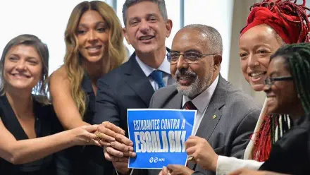 Rogério Carvalho, e senador Paulo Paim, autor da PEC, comemoram a aprovação do fim da escala 6x1 na CCJ