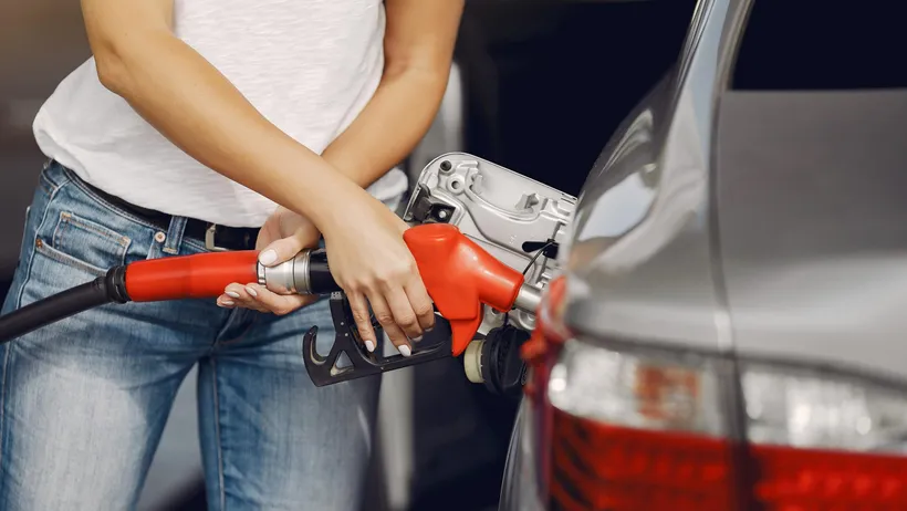 Comprar óleo diesel: imagem de uma mulher abastecendo um carro