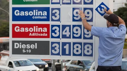 Placa de preço em posto de combustível: pesquisa de opinião aponta importância para consumidores