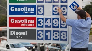 Placa de preço em posto de combustível: pesquisa de opinião aponta importância para consumidores