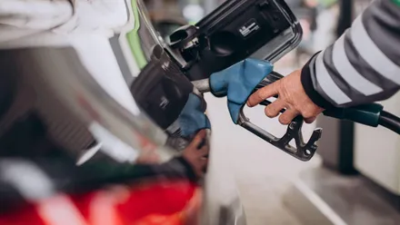 Gasolina aditivada ou comum: imagem de alguém abastecendo um veículo