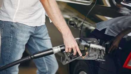 Alta do petróleo: imagem de um homem abastecendo um carro