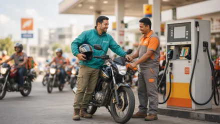 Motociclista entregador abastecendo a moto na pista de um posto movimentado, representando o cliente de moto no posto e o engajamento na pista