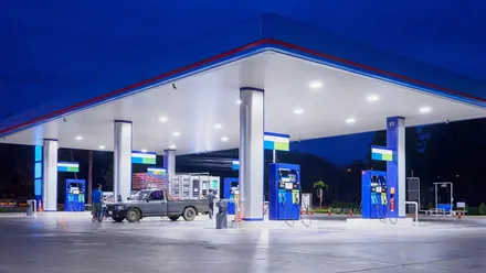 Posto de combustível a noite