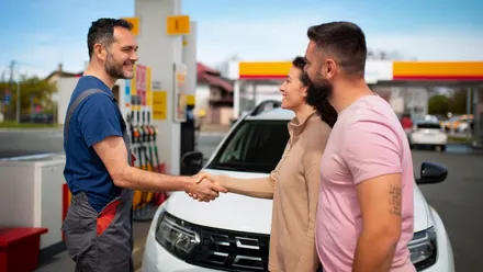pessoas apertando as mãos no posto de gasolina