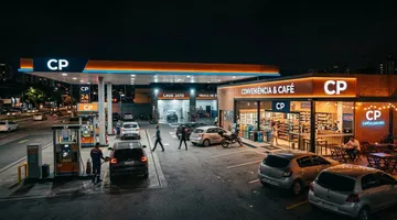 Complexo de posto de combustível multifuncional com bombas, loja de conveniência, café e lava-jato