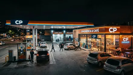 Complexo de posto de combustível multifuncional com bombas, loja de conveniência, café e lava-jato