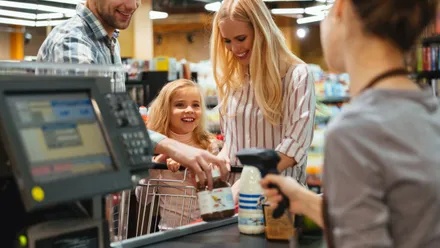 Tendências para lojas de conveniência: imagem de uma família passando no caixa