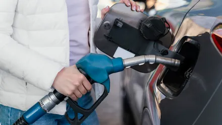 Preço do diesel: imagem de alguém abastecendo um veículo