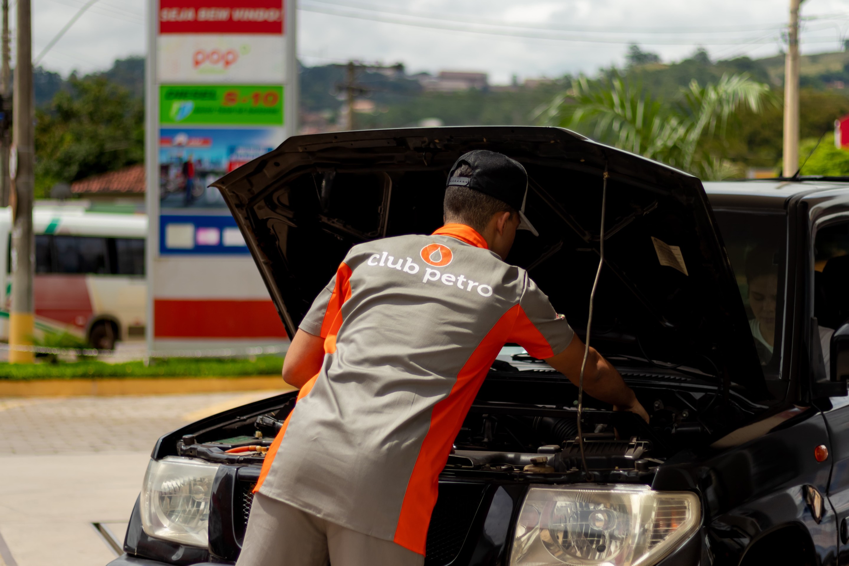 Pessoa Que Trabalha No Posto De Gasolina Trabalhador Esforçado 