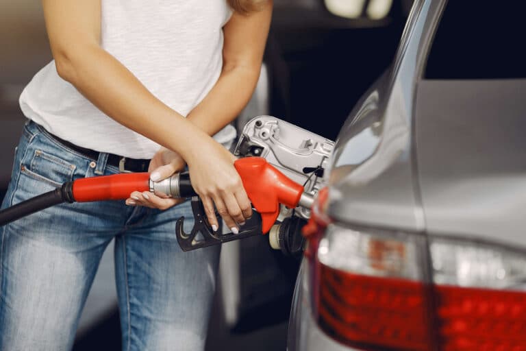 Pontos de fidelidade: imagem de uma mulher abastecendo o carro