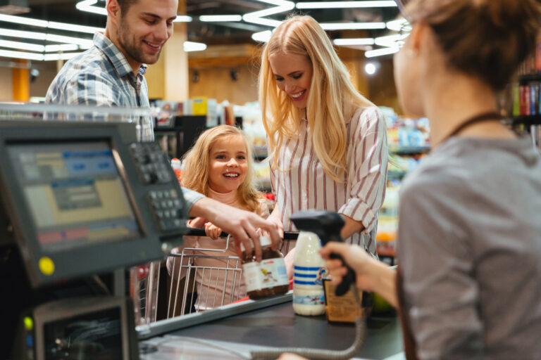 Tendências para lojas de conveniência: imagem de uma família passando no caixa