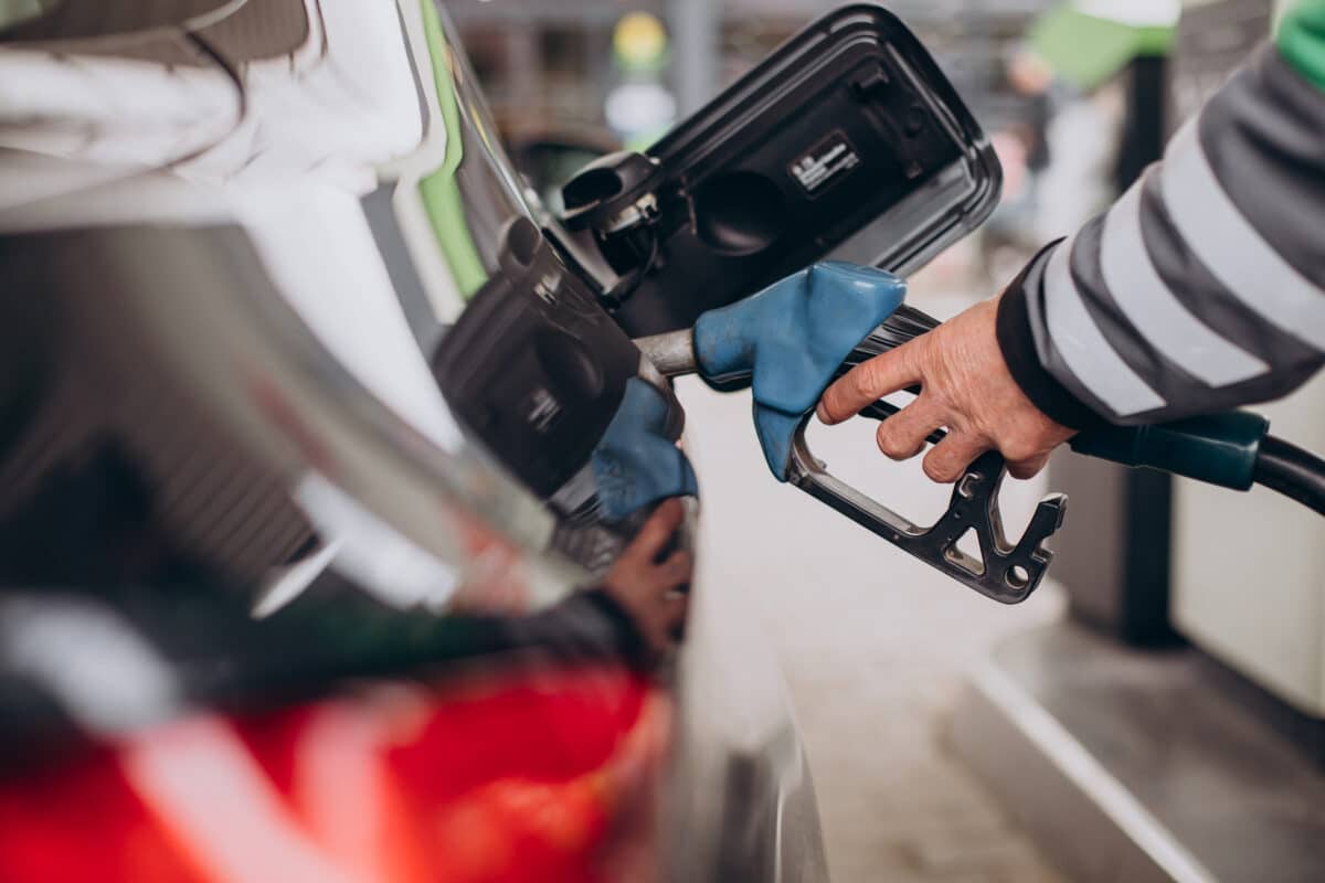 Distribuidor de combustível: imagem de um carro sendo abastecido