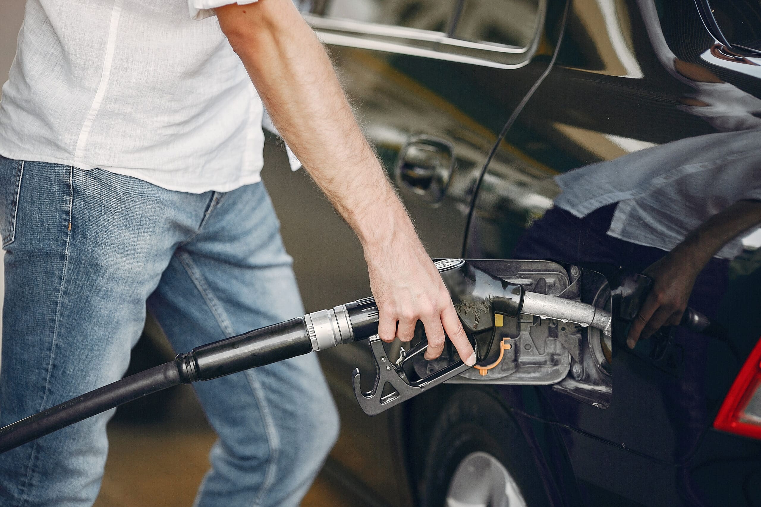 Alta do petróleo: imagem de um homem abastecendo um carro