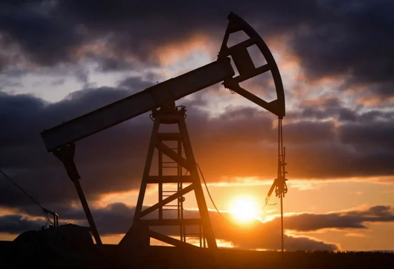Petróleo Flutua Intensamente com Tensões Geopolíticas e Excesso de Oferta Global
