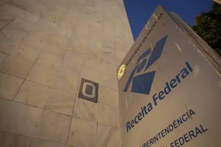 Receita Federal Intensifica Combate a Fraudes Fiscais no Setor de Combustíveis