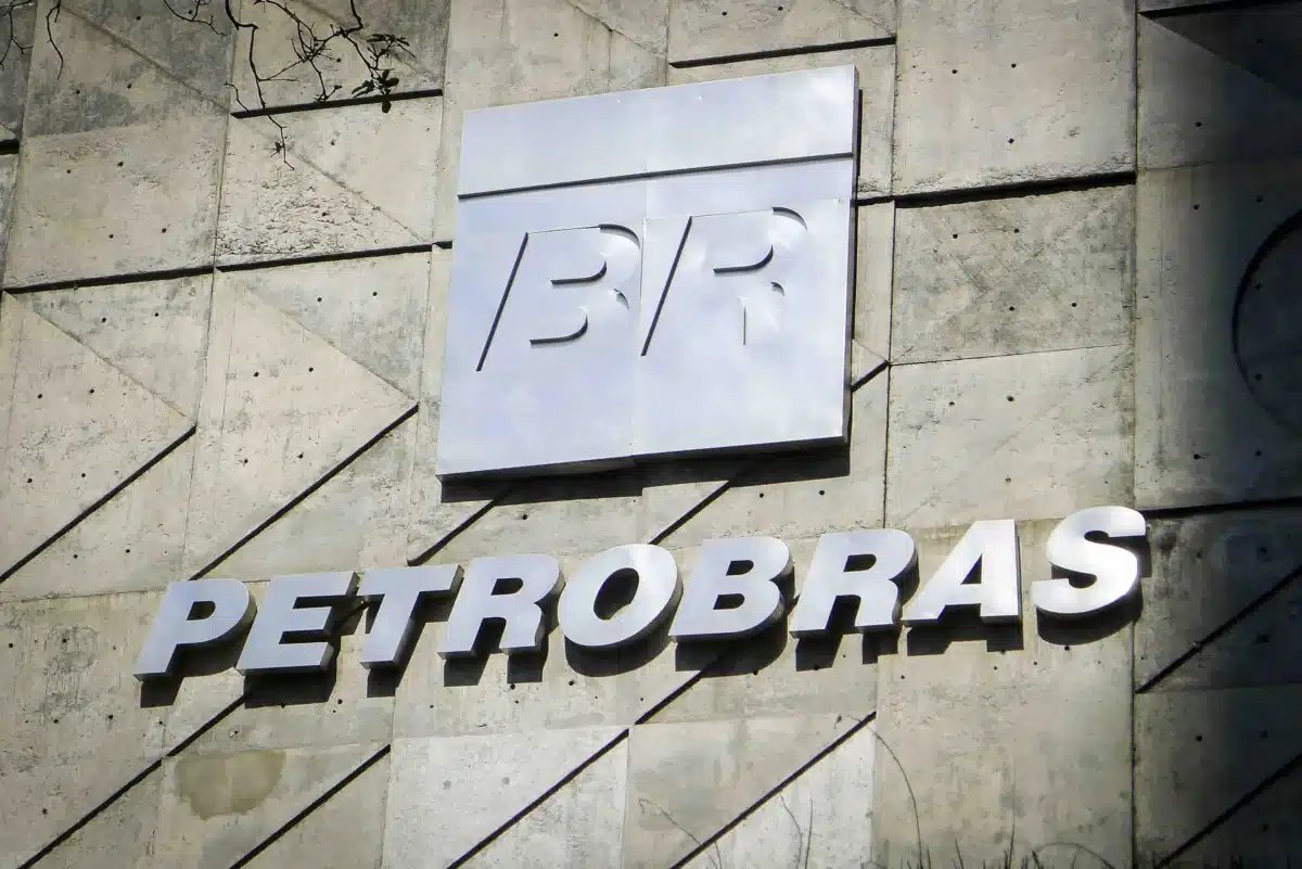 Petrobras Reduz Preço da Gasolina em 4,9%, Mas Aumento do ICMS em 2026 Gera Incertezas