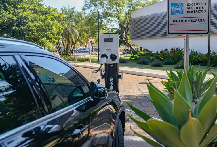Mercado de Veículos Eletrificados Bate Recordes no Brasil