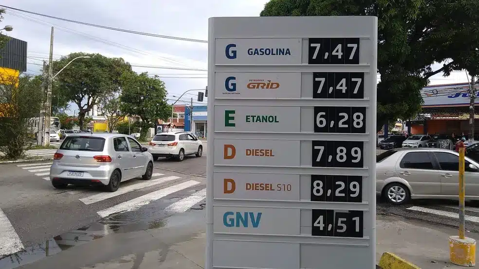 Preços da Gasolina nos Postos Ignoram Quedas nas Refinarias