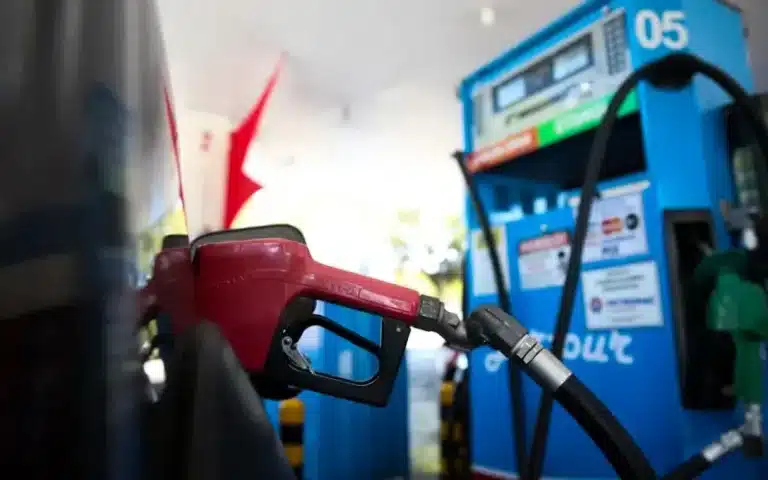 Bico de abastecimento de gasolina em bomba de posto de combustíveis