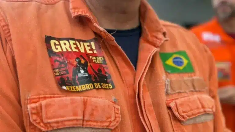 Trabalhador do setor de petróleo com adesivo de greve durante mobilização sindical