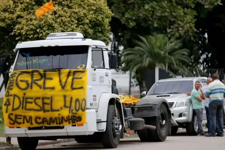 Momento em que faixa aparece na frente do caminhão.