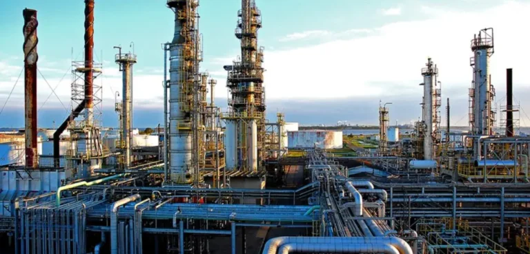 Refinaria de petróleo com torres de processamento e infraestrutura industrial