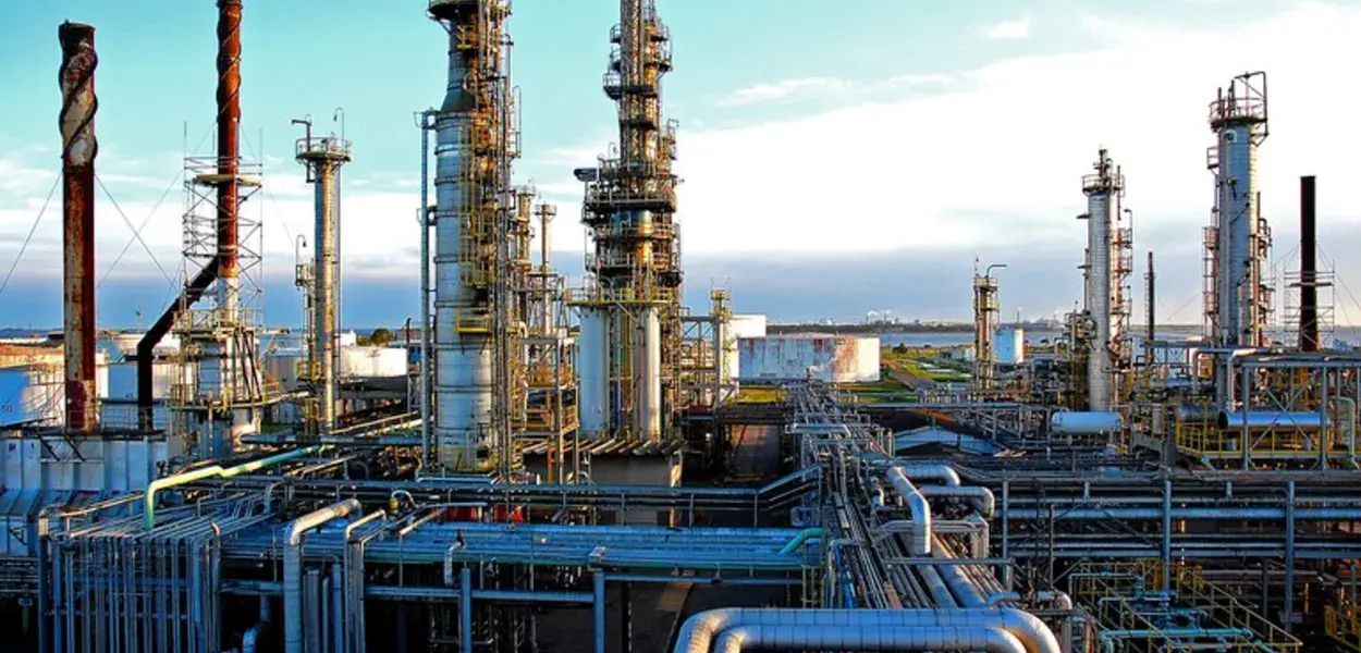 Refinaria de petróleo com torres de processamento e infraestrutura industrial