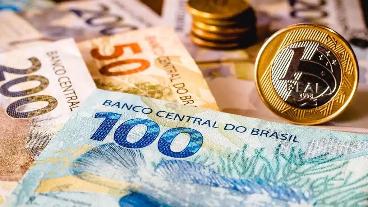 Cédulas e moedas do real brasileiro representando valores financeiros e economia do Brasil