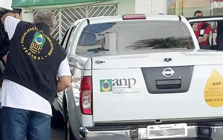 Fiscalização da ANP em posto de combustíveis no Brasil