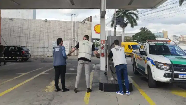Agentes realizam fiscalização de combustíveis em posto de Juiz de Fora