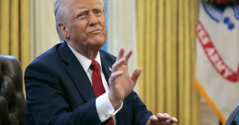 Líder político dos Estados Unidos faz gesto durante declaração oficial
