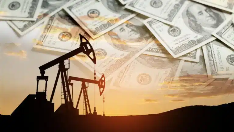 Bombas de extração de petróleo em silhueta com notas de dólar ao fundo