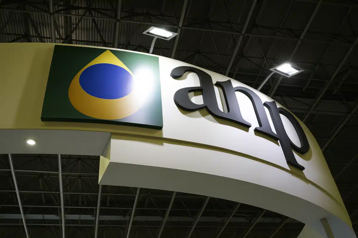 Logotipo da ANP em estande institucional do setor de energia