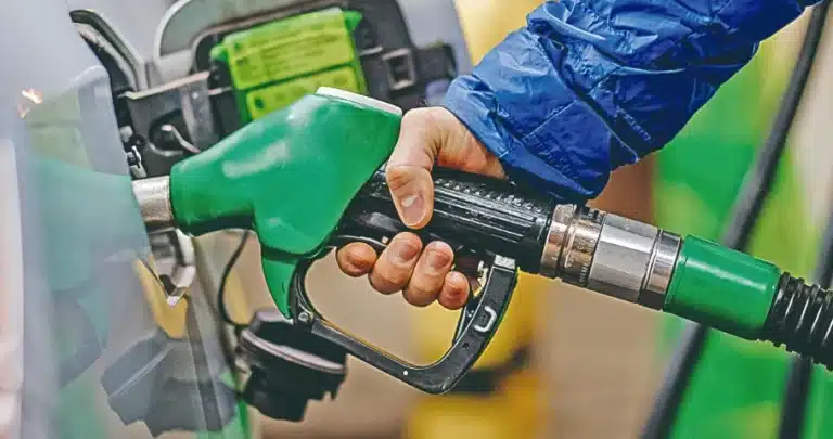 Bomba de combustível abastecendo veículo com diesel
