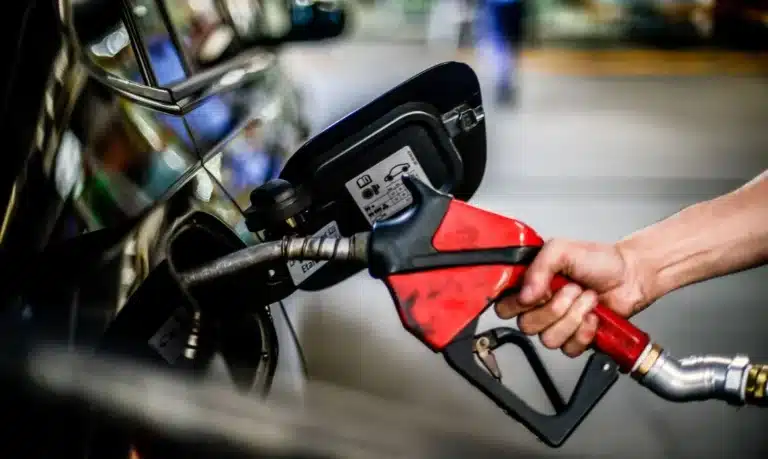 Abastecimento de veículo com combustível em posto de gasolina