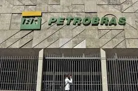 Fachada do prédio da Petrobras com logotipo da estatal