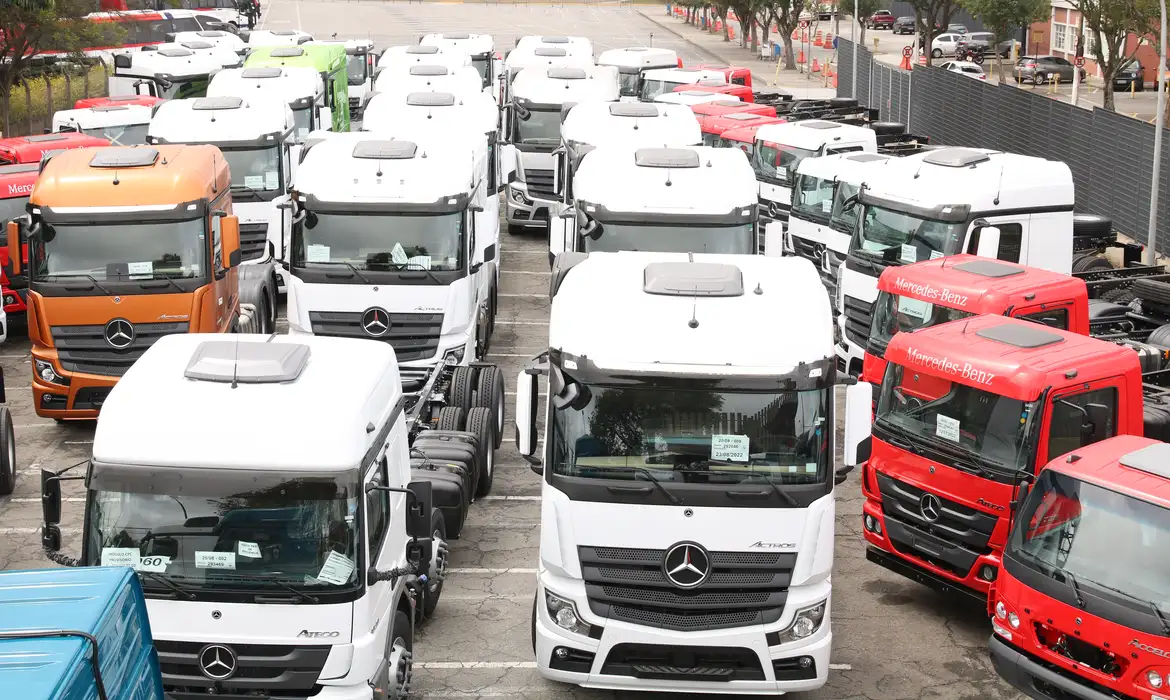 Pátio com caminhões novos prontos para comercialização no Brasil